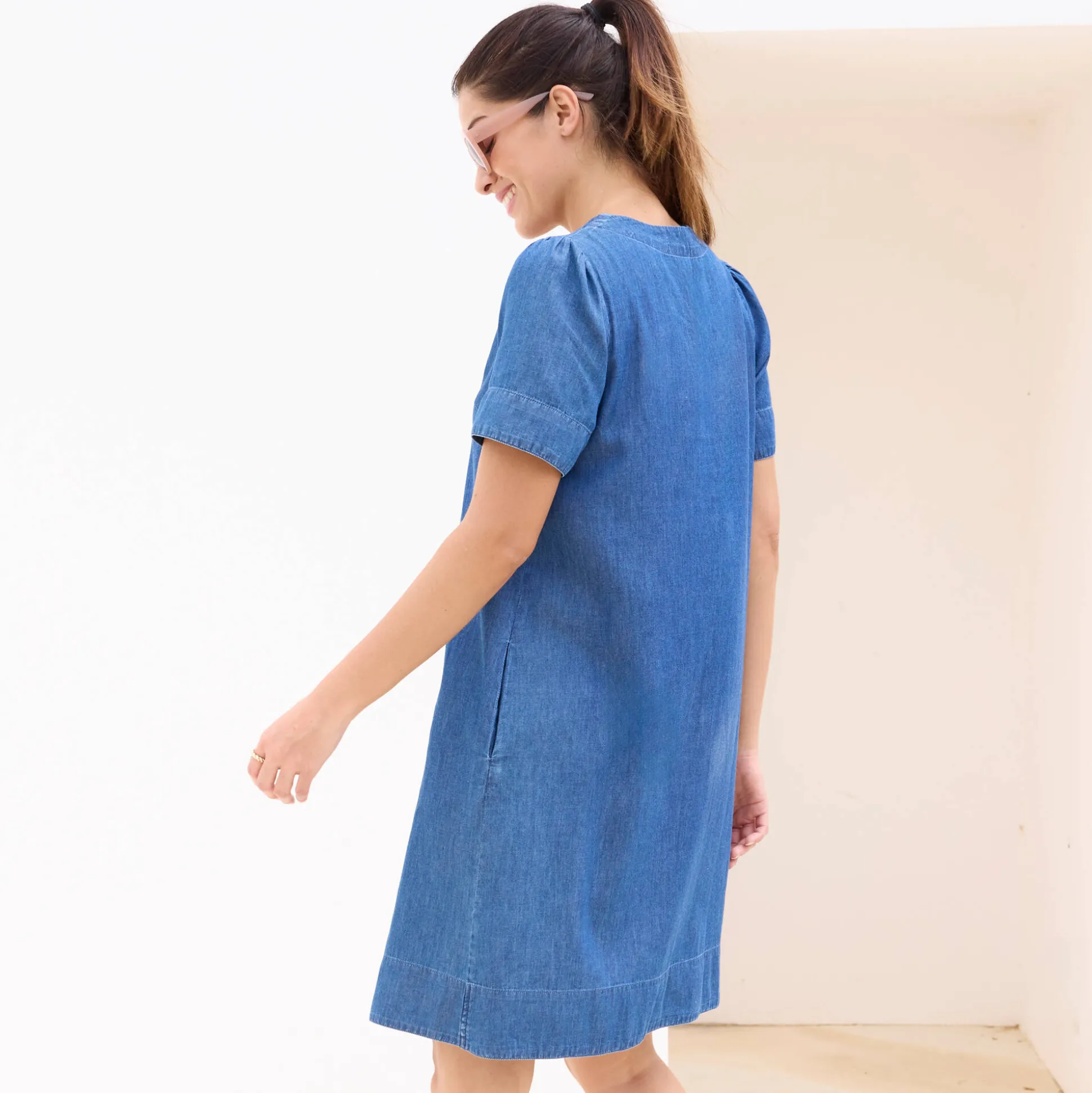 Hoesjurk met knopen, lichte jeans