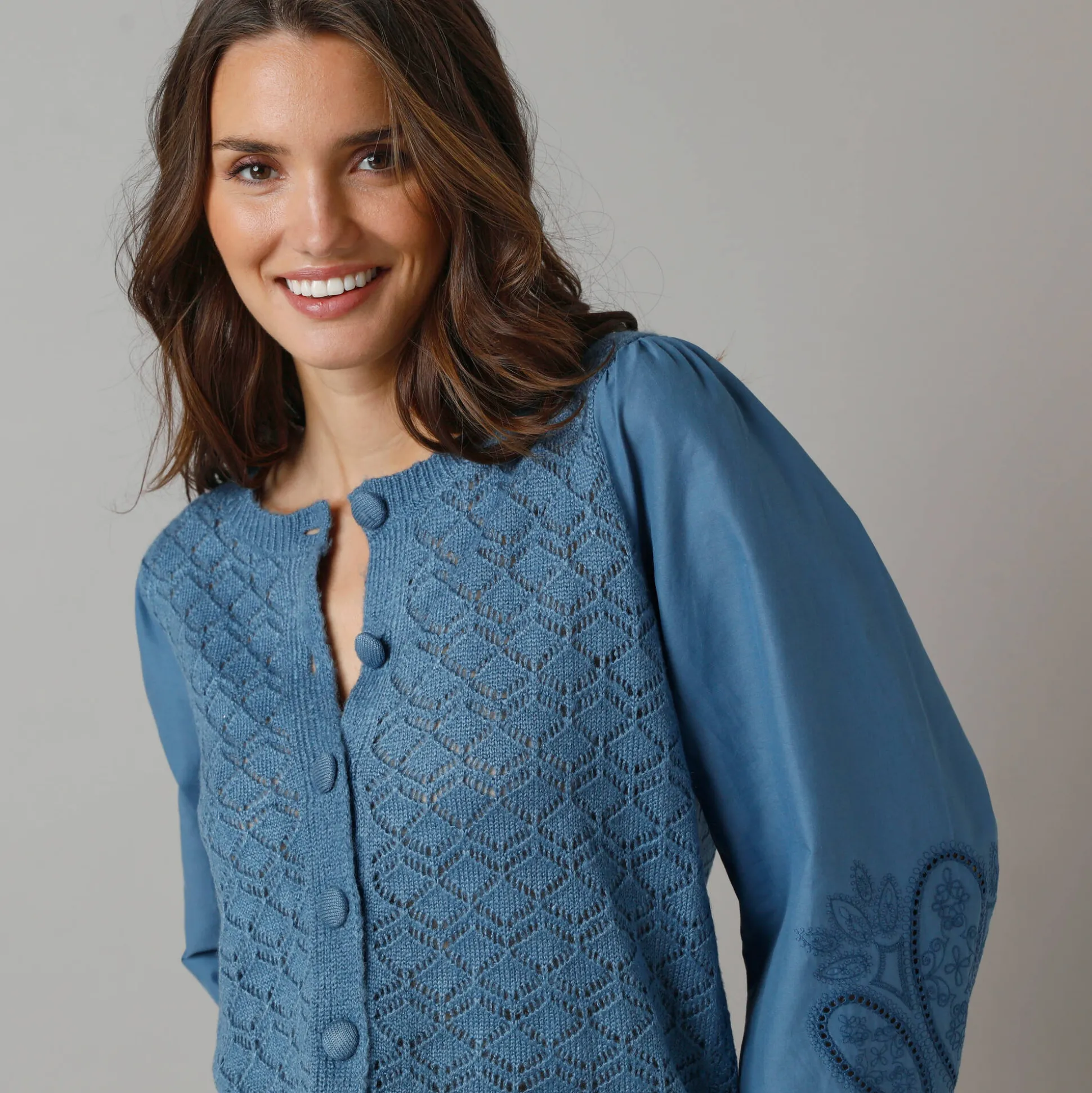 2-in-1 vest in 2 materialen, ajourtricot en geborduurde mouwen van katoen