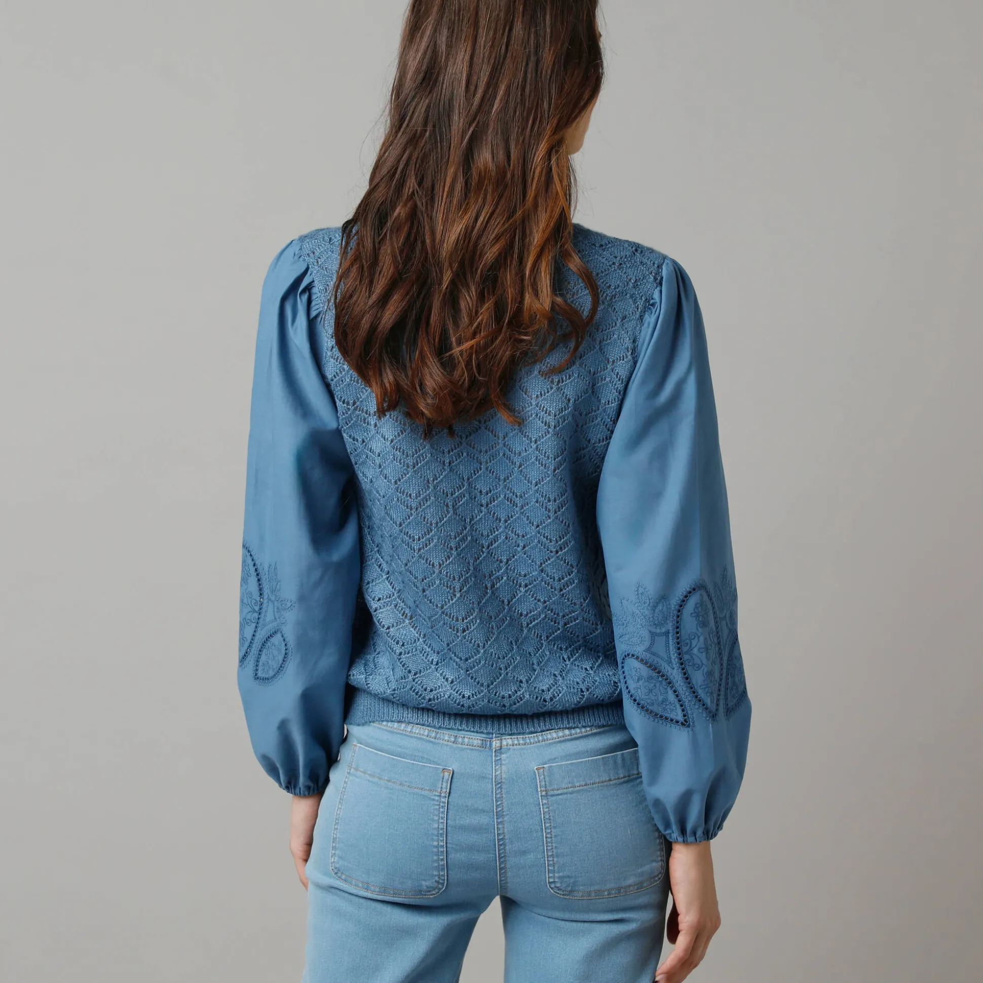 2-in-1 vest in 2 materialen, ajourtricot en geborduurde mouwen van katoen
