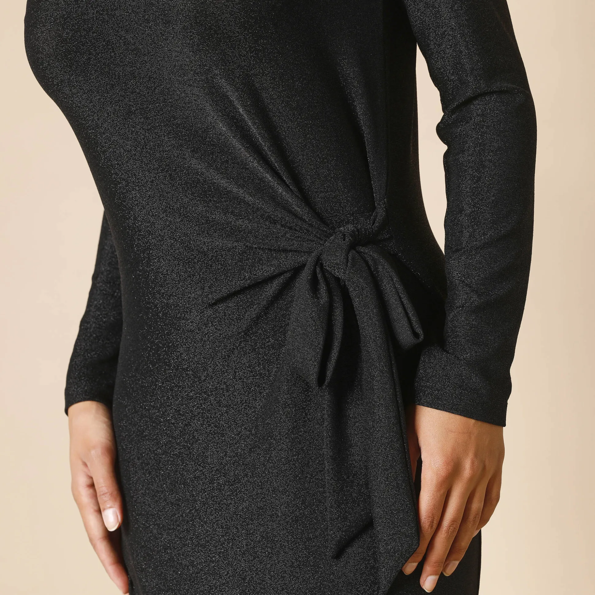 Jurk in glanzend tricot met lange mouwen, geknoopt detail
