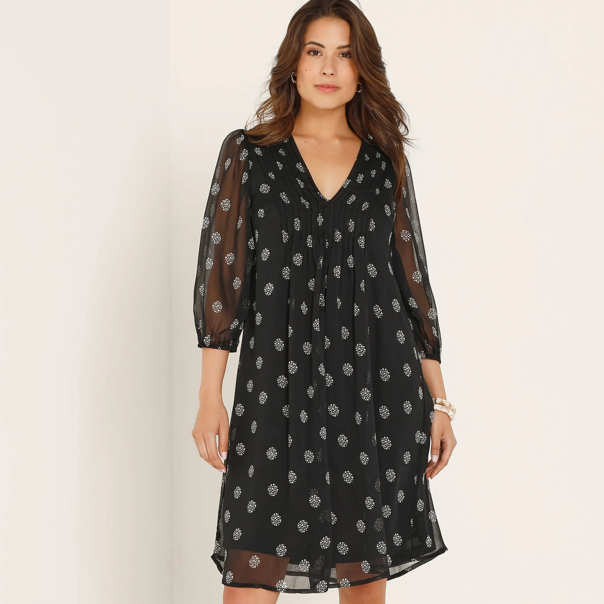 Jurk met plooien, voile met stippenprint