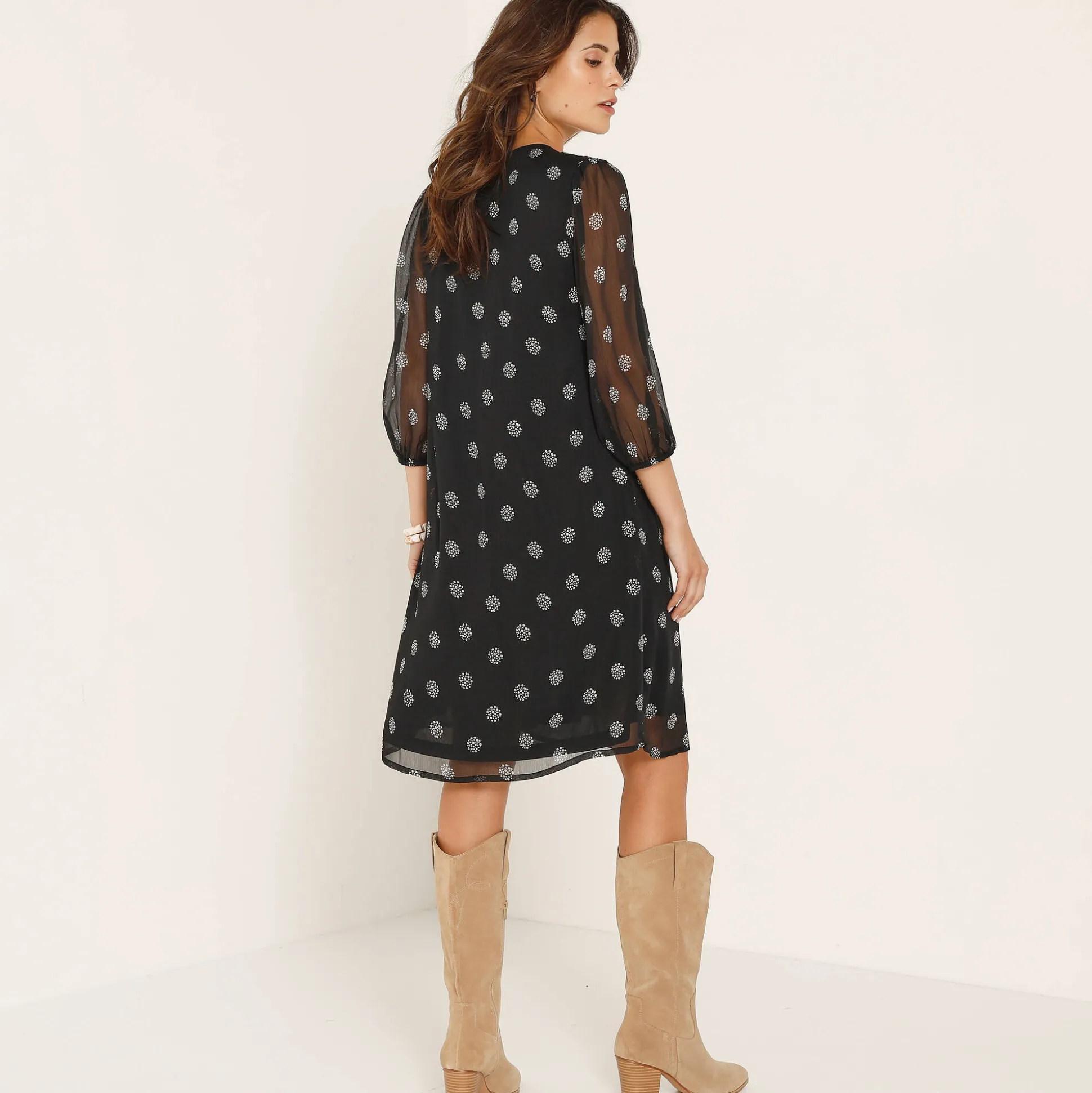 Jurk met plooien, voile met stippenprint