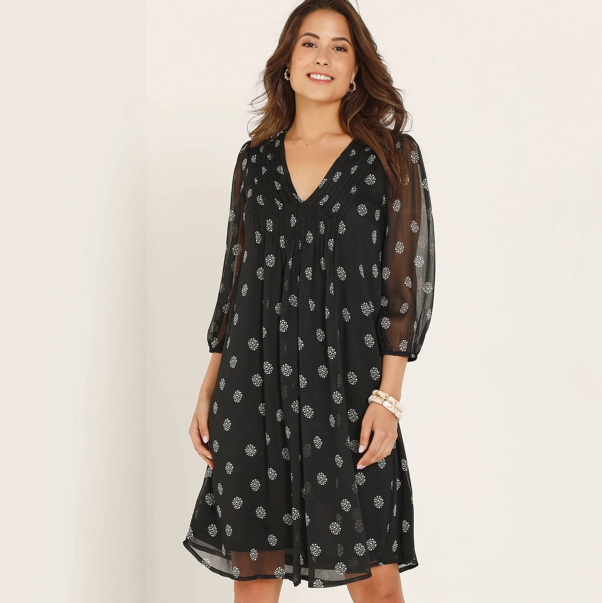 Jurk met plooien, voile met stippenprint