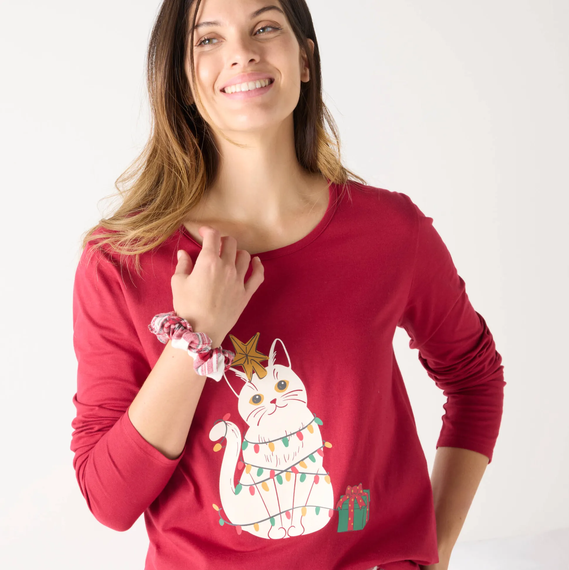 Kerstpyjama met 'kat' motief in katoen-flanel, met scrunchie