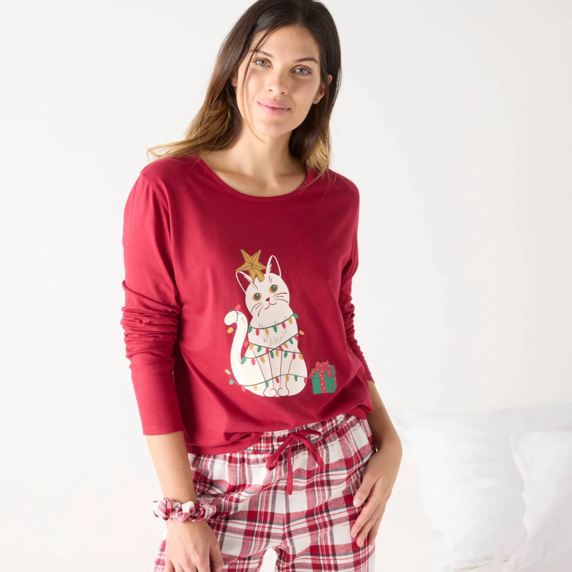 Kerstpyjama met 'kat' motief in katoen-flanel, met scrunchie