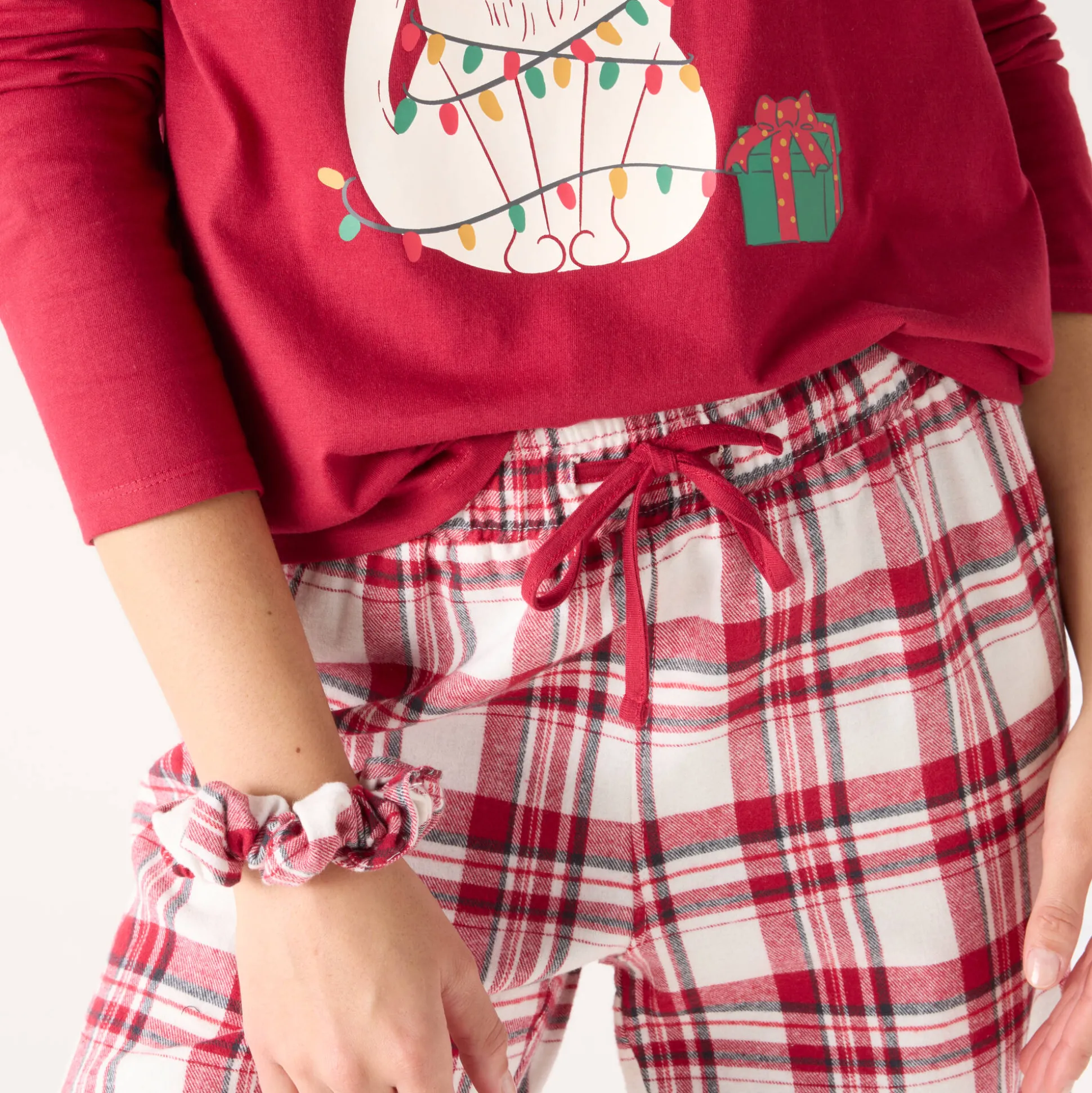 Kerstpyjama met 'kat' motief in katoen-flanel, met scrunchie