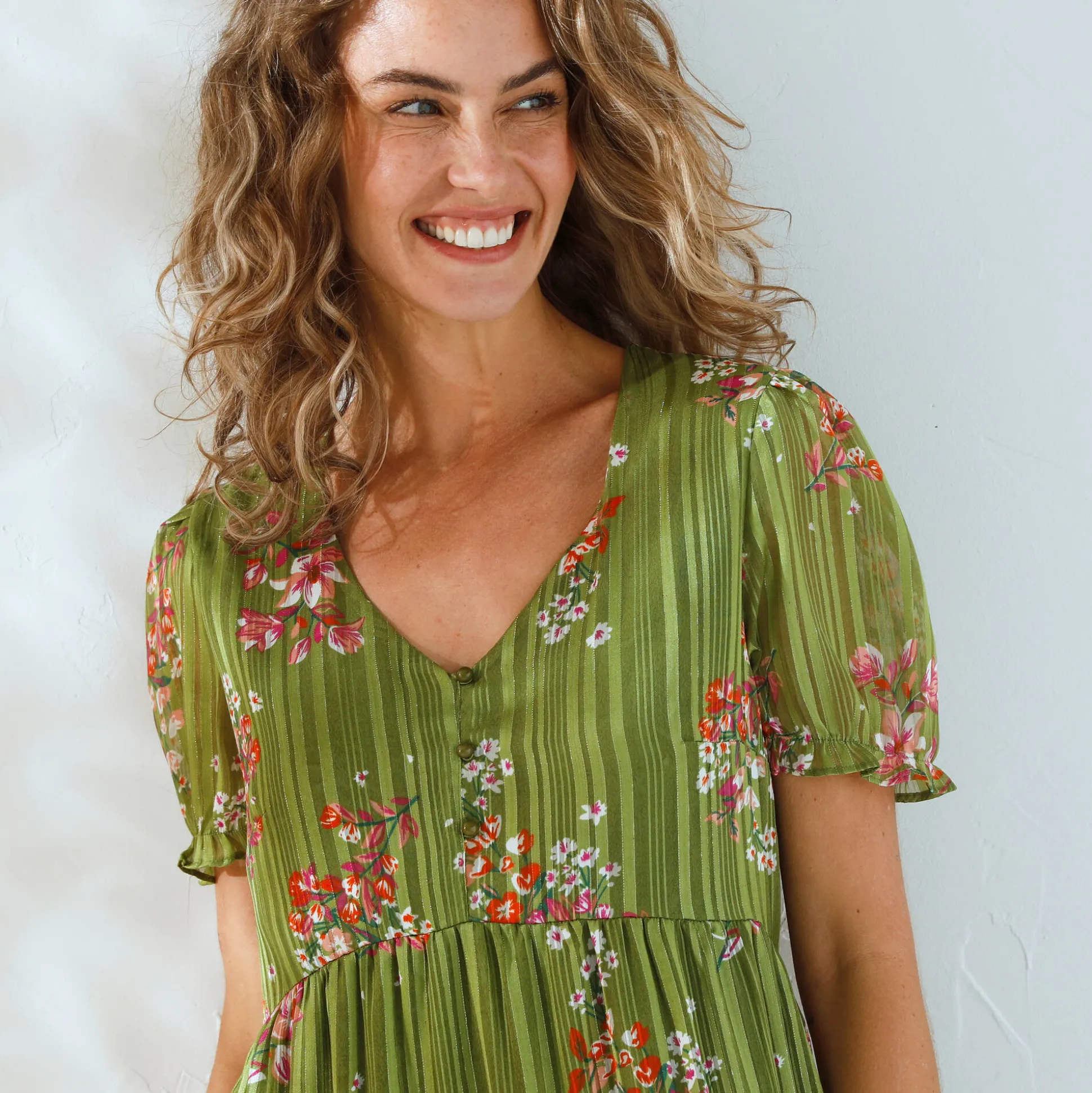 Korte jurk met bloemenprint, voile en glanzende draad