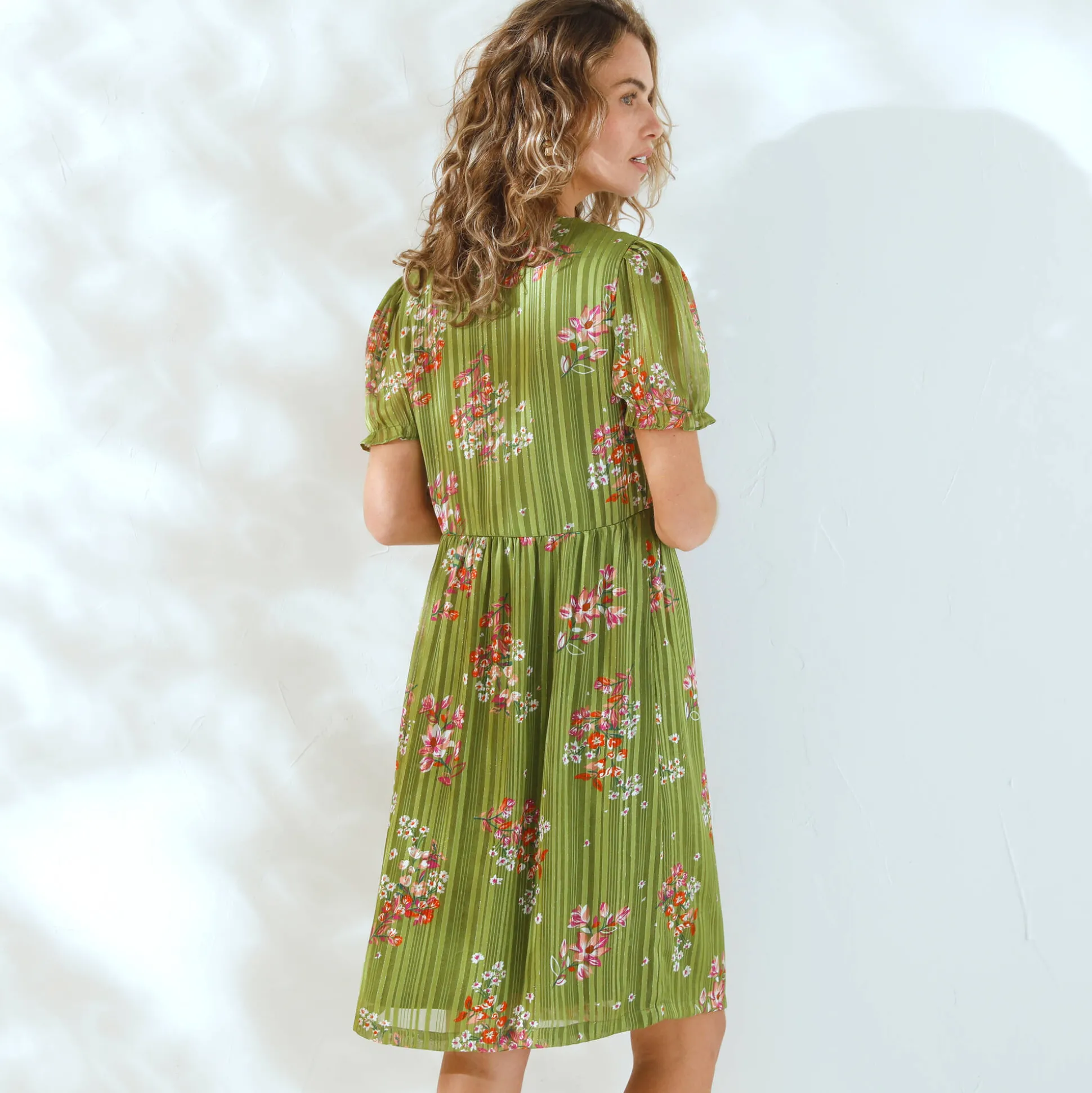Korte jurk met bloemenprint, voile en glanzende draad