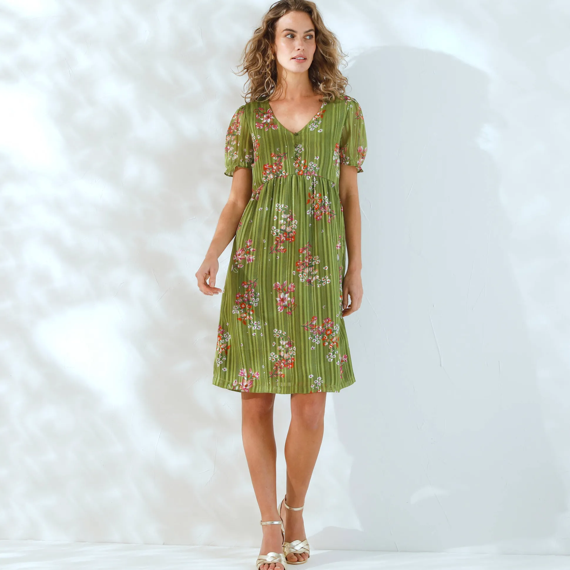 Korte jurk met bloemenprint, voile en glanzende draad