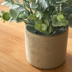 Kunstplant en cementpot