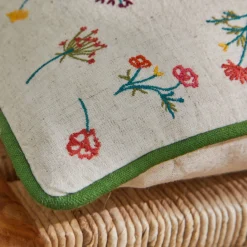 Kussen in katoen/linnen met bloemenborduursel