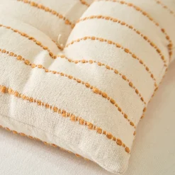 Lang, decoratief kussen in artisanaal weefsel
