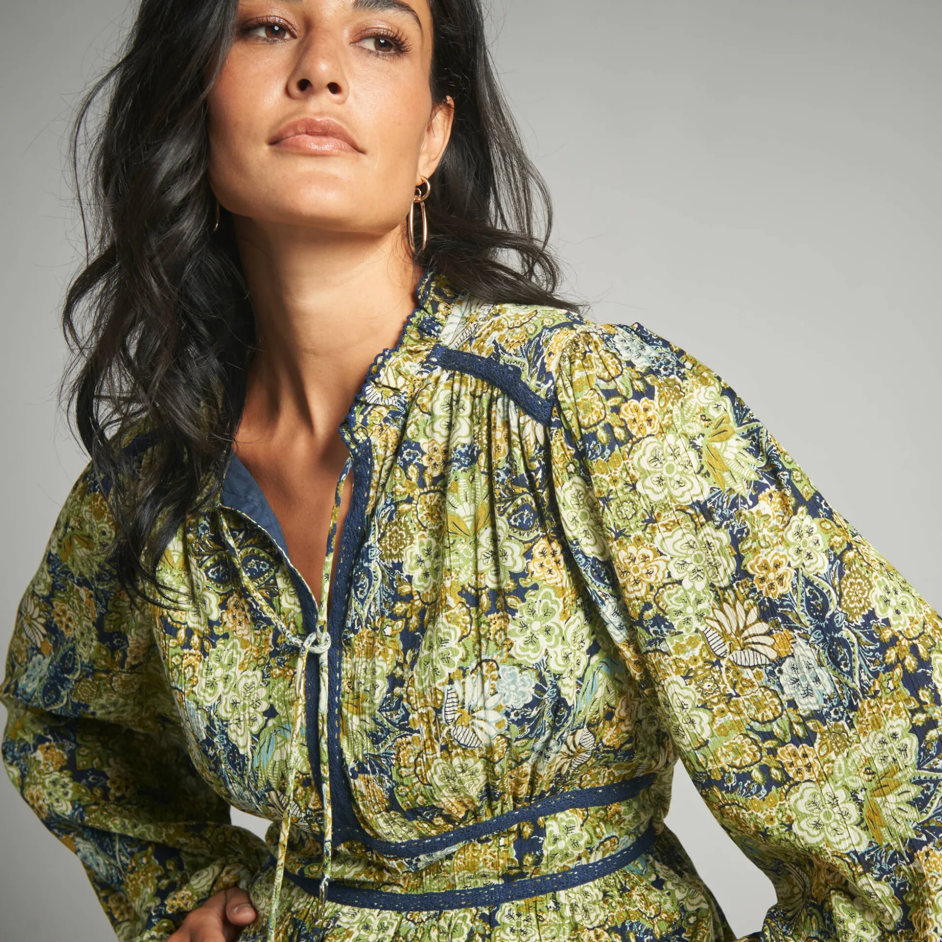 Lange jurk met bloemenprint en afwerkingen in macramé