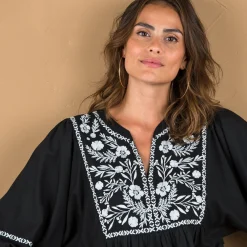 Lange jurk met ellebooglange mouwen, contrasterend borduursel