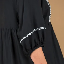 Lange jurk met ellebooglange mouwen, contrasterend borduursel