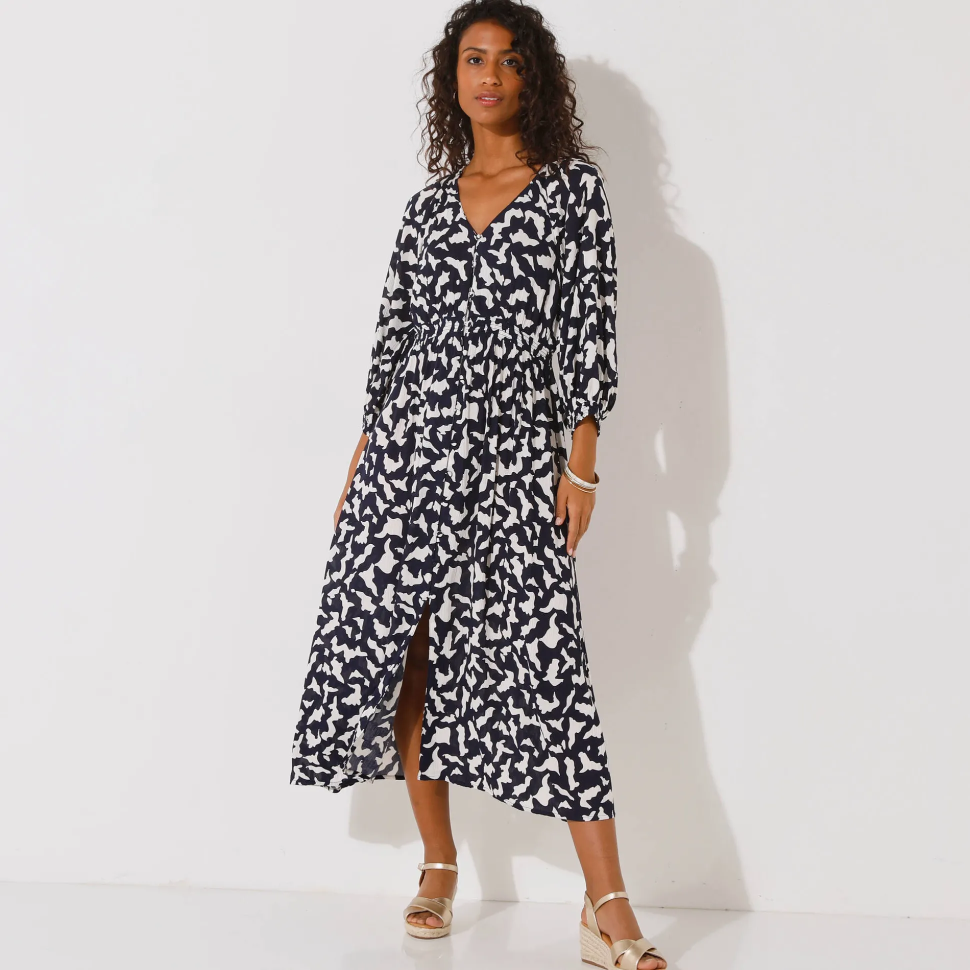 Lange jurk met knopen in crepon, grafische print