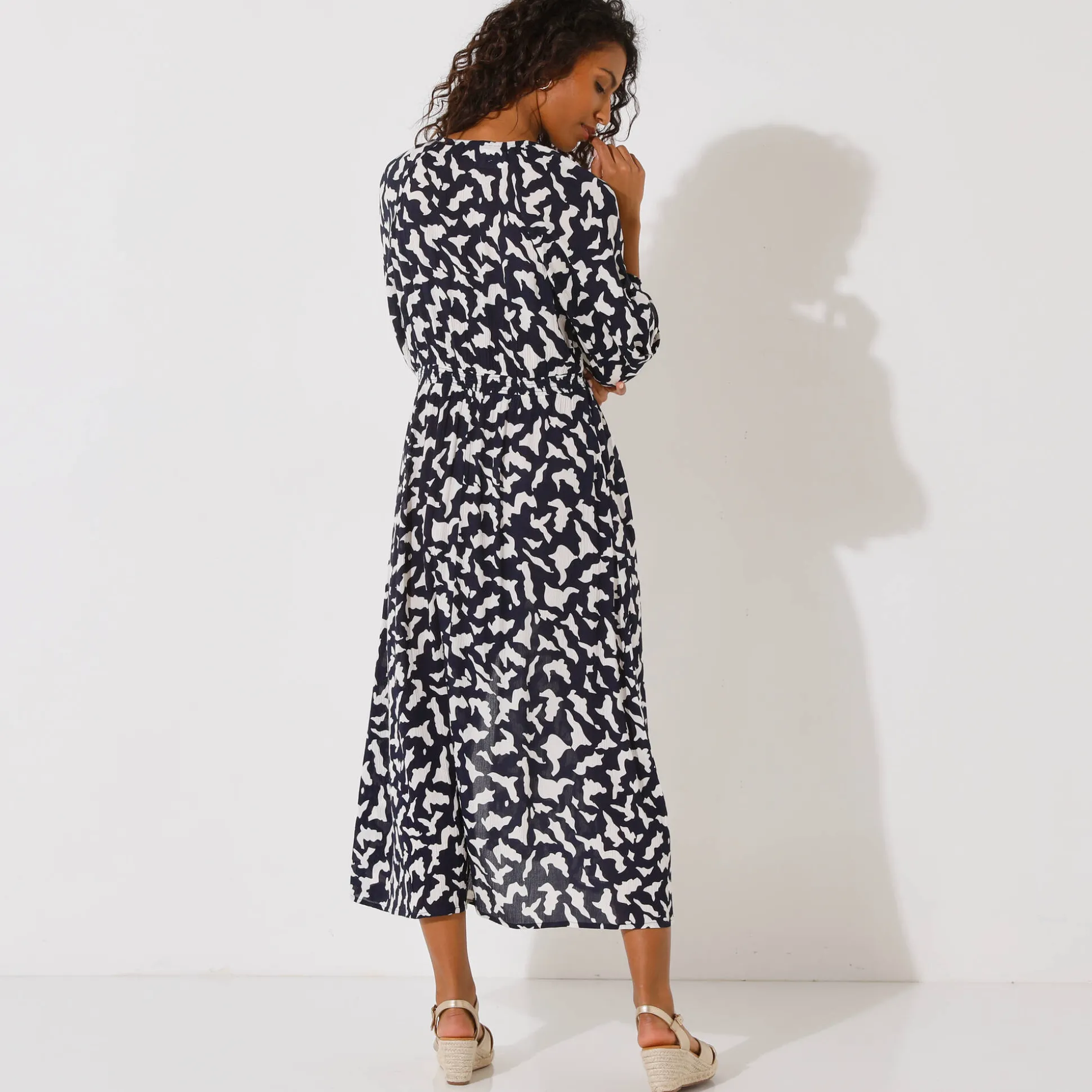 Lange jurk met knopen in crepon, grafische print