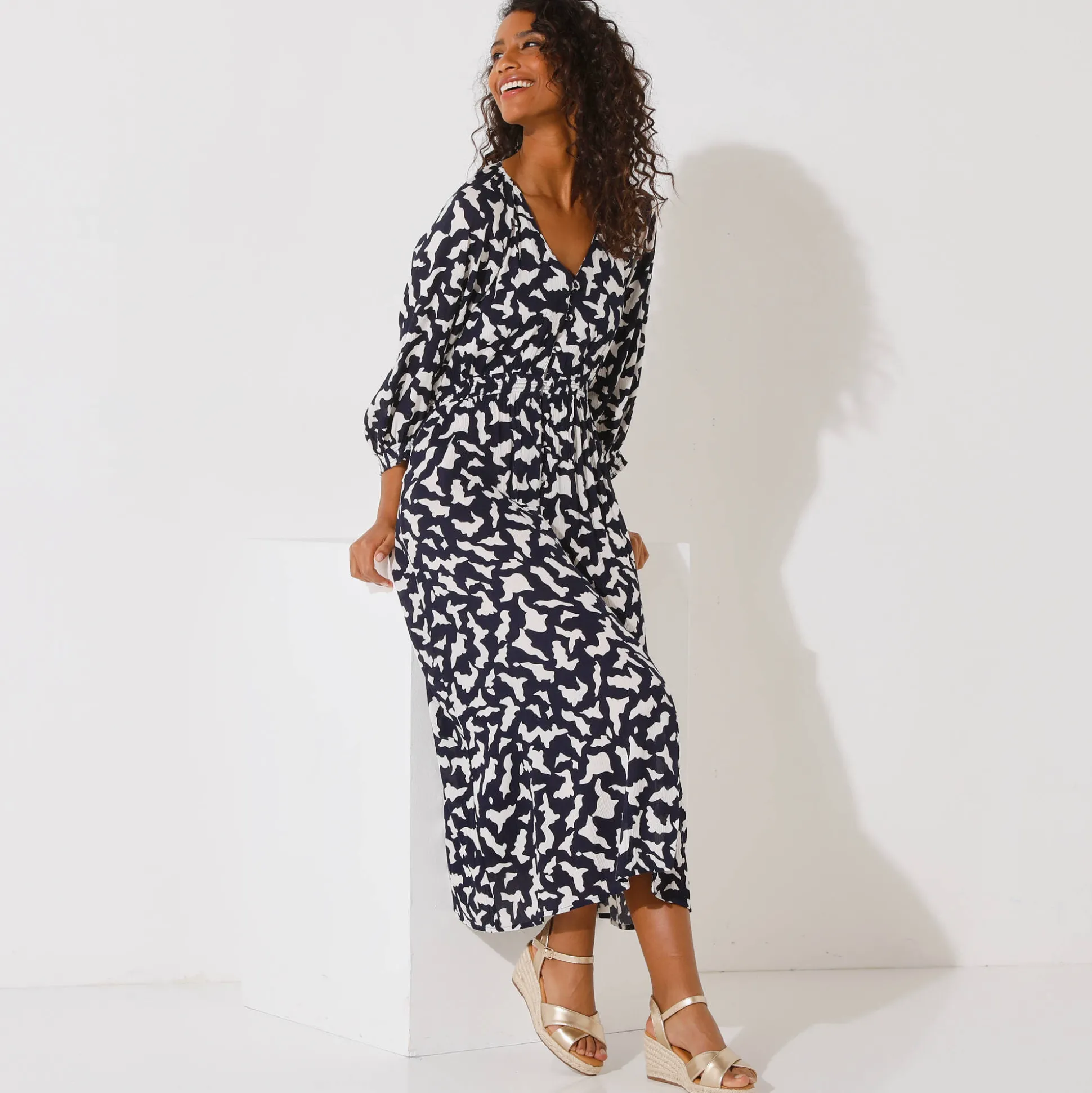 Lange jurk met knopen in crepon, grafische print