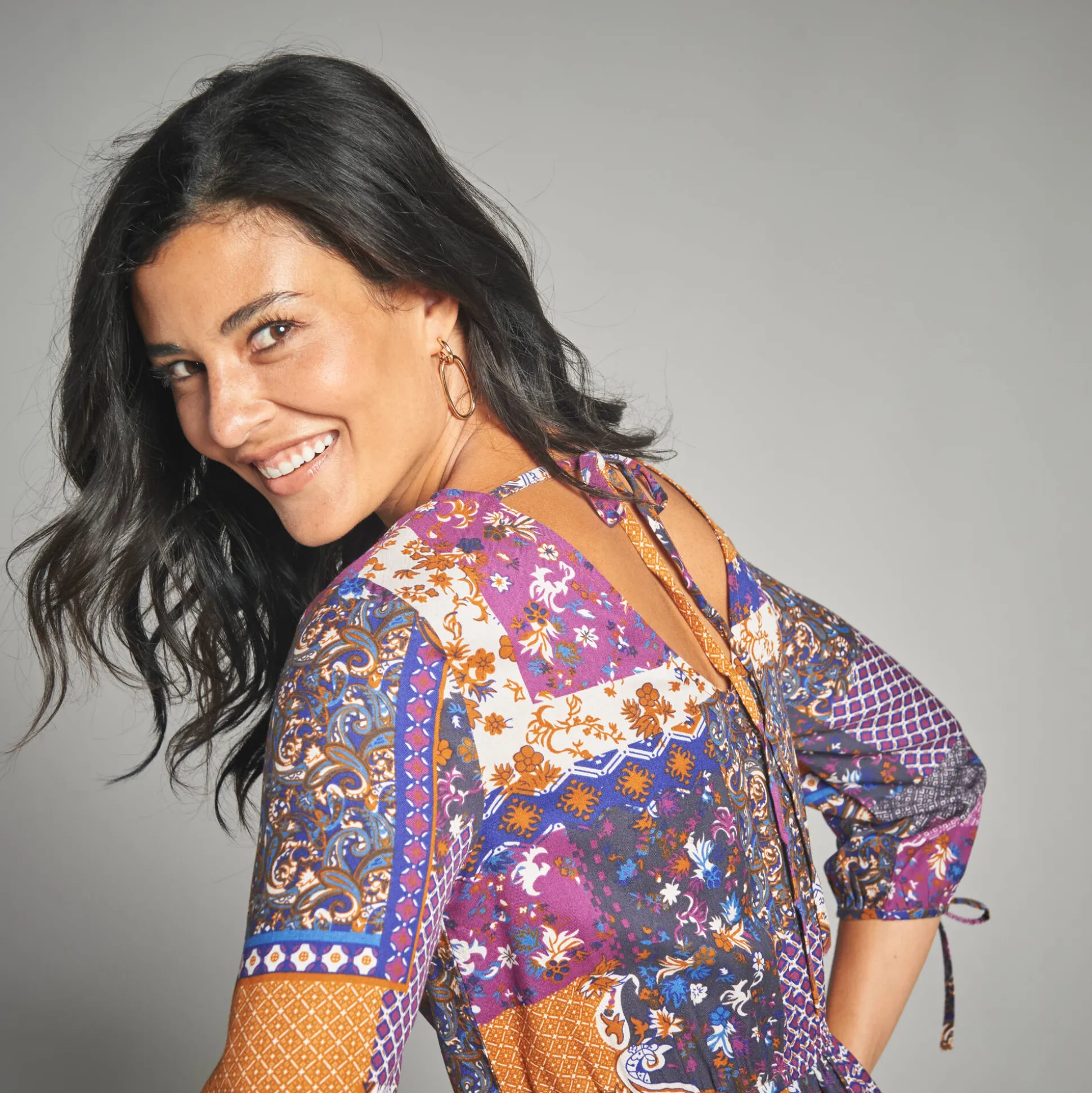 Lange jurk met patchworkprint en V-hals