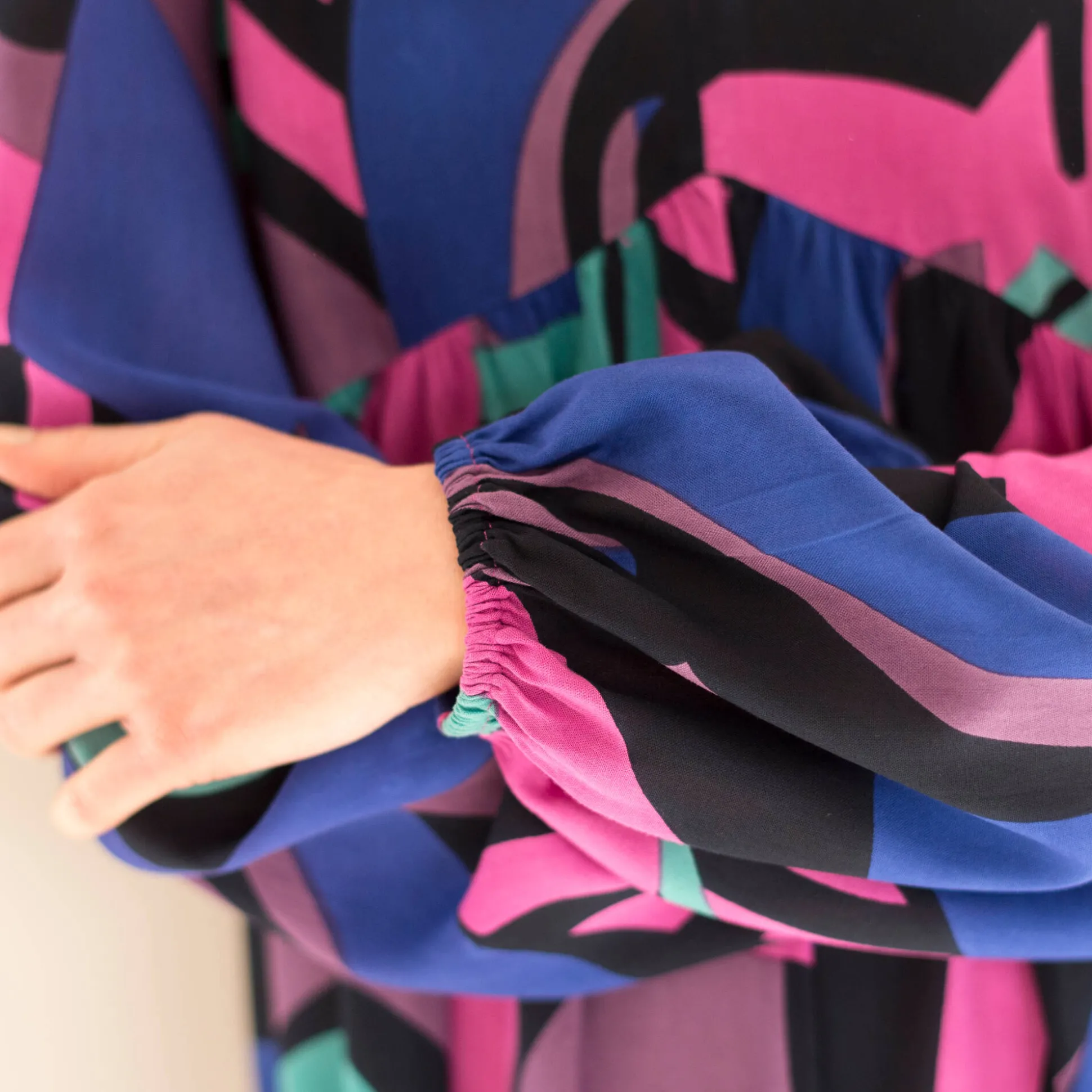 Lange, soepele en bedrukte jurk met V-hals, viscose