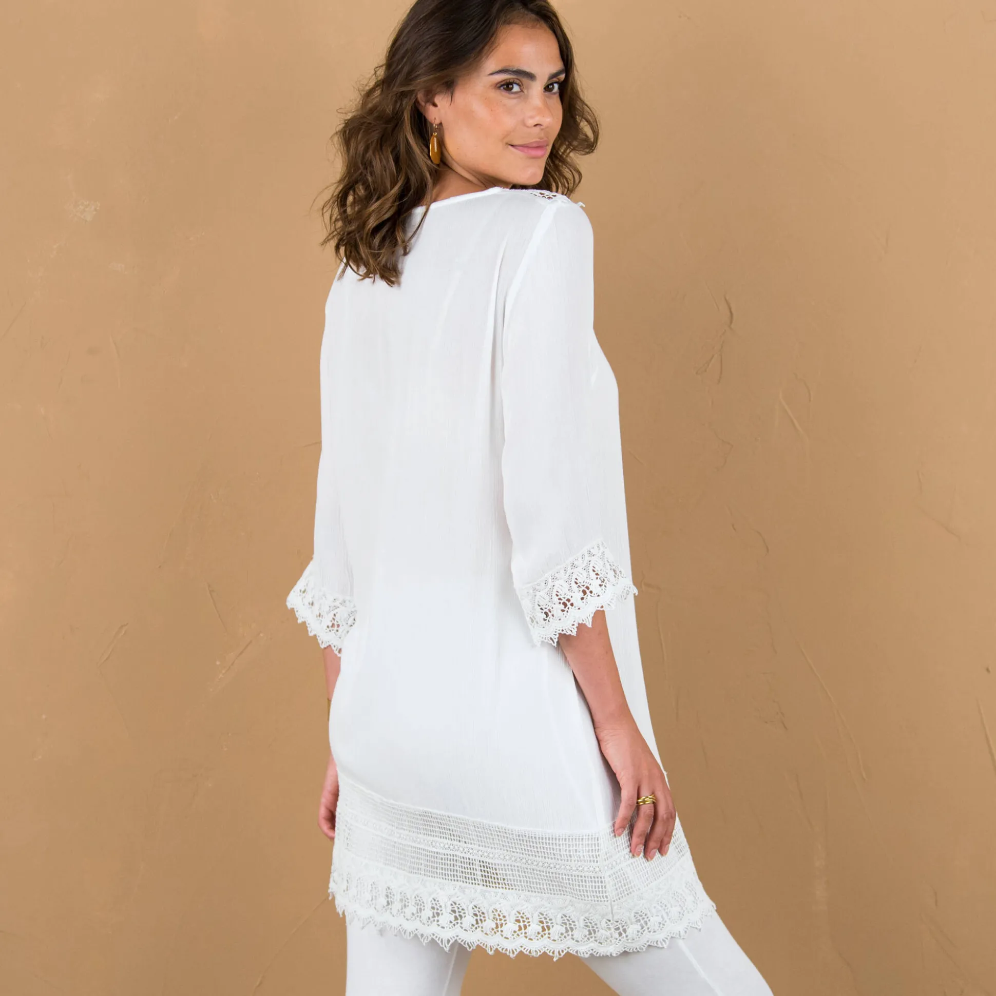 Lange tuniek met macramé en 3/4-mouwen