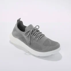 Lichte sneakers in meshtextiel, met veters