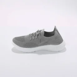 Lichte sneakers in meshtextiel, met veters