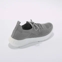 Lichte sneakers in meshtextiel, met veters