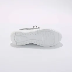 Lichte sneakers in meshtextiel, met veters