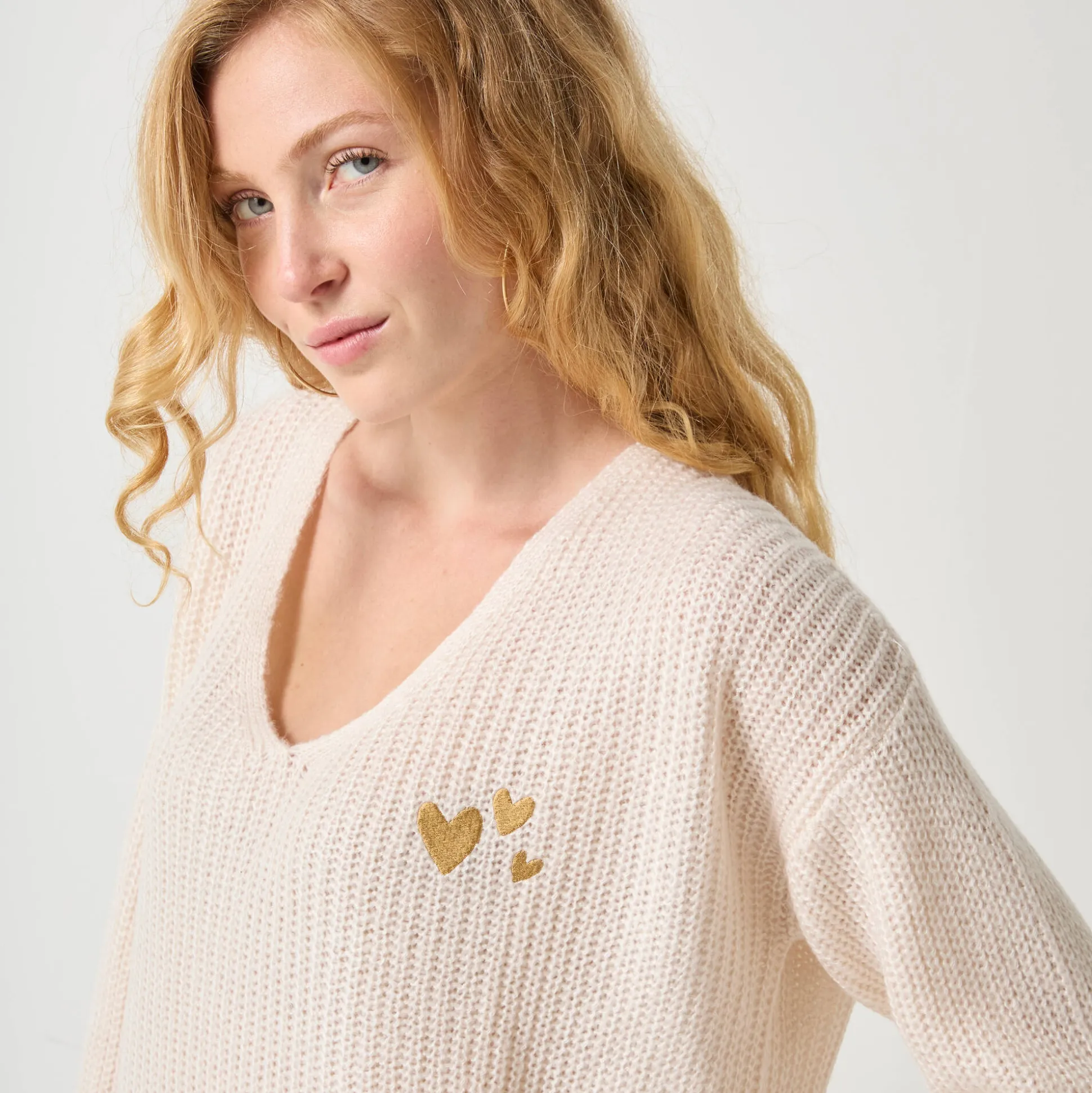 Loose trui met V-hals en geborduurde hartjes, patenttricot