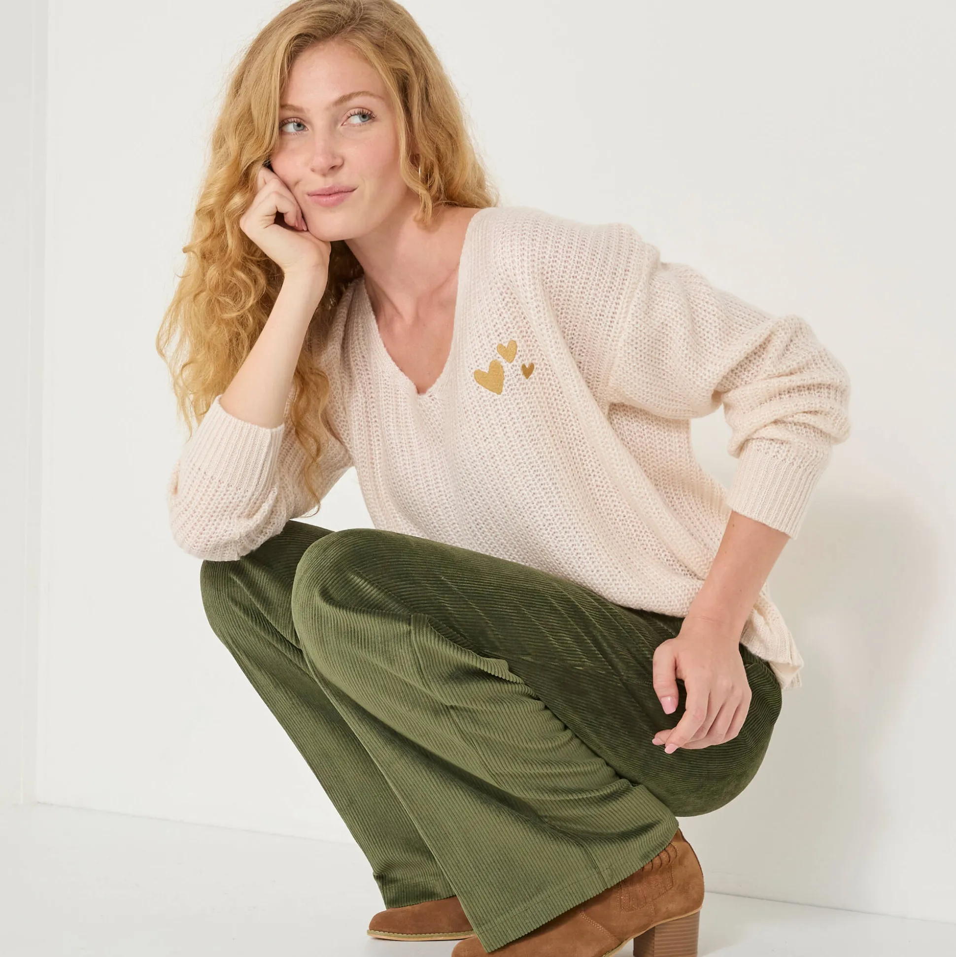 Loose trui met V-hals en geborduurde hartjes, patenttricot