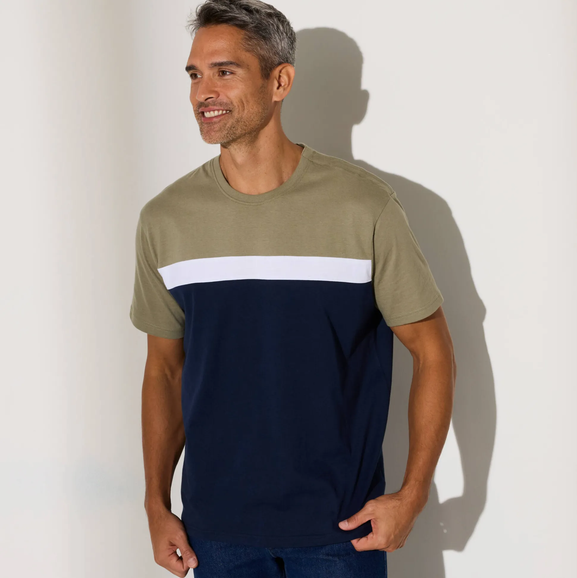Makkelijk aan te trekken T-shirt, korte mouwen en opening aan de schouder
