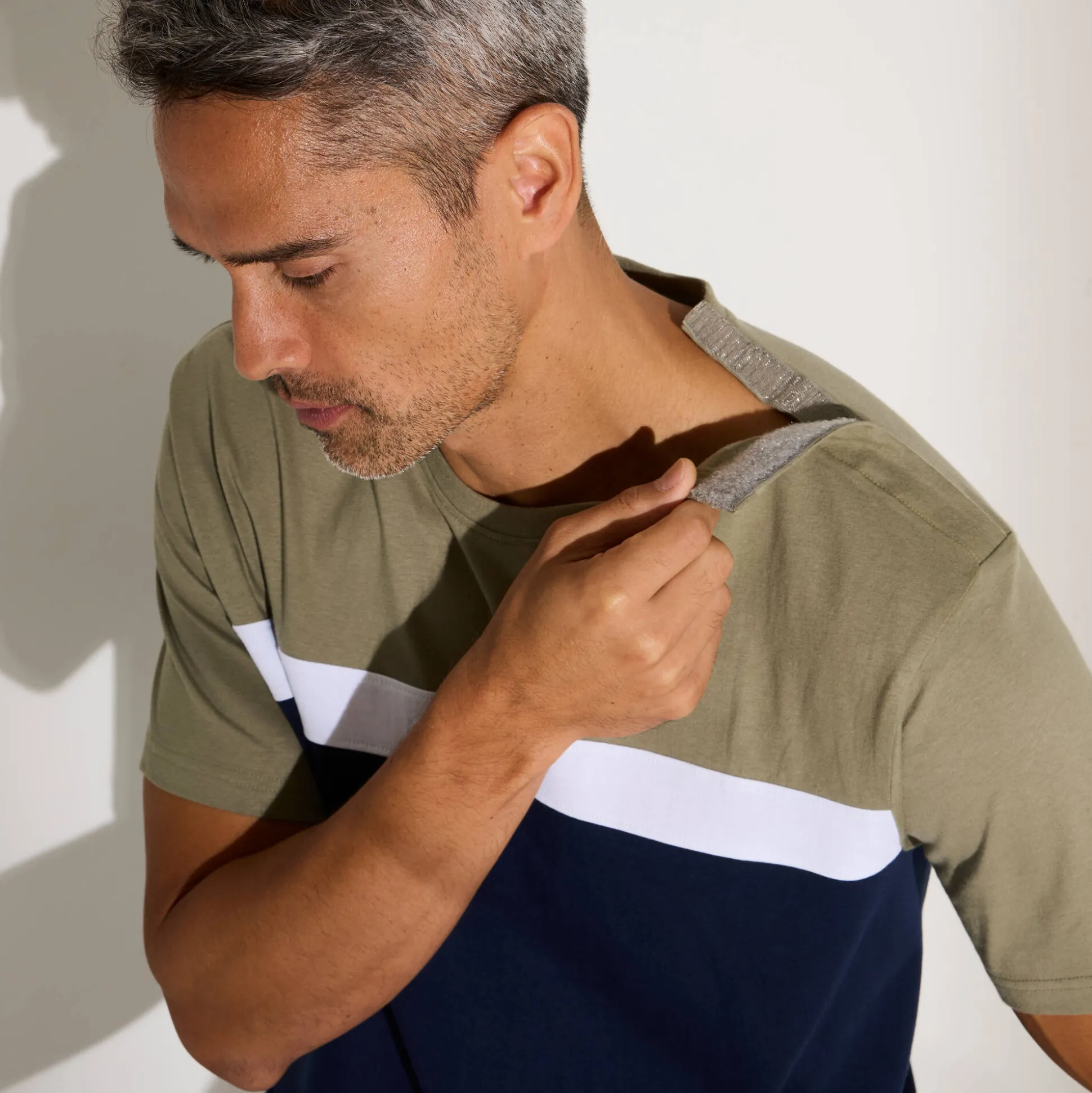 Makkelijk aan te trekken T-shirt, korte mouwen en opening aan de schouder
