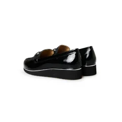 Mocassins met sleehak en fantasiejuweel in lakleer