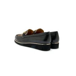 Mocassins met sleehak en fantasiejuweel in leer en luipaard