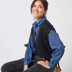 Mouwloos vest met knopen, patenttricot
