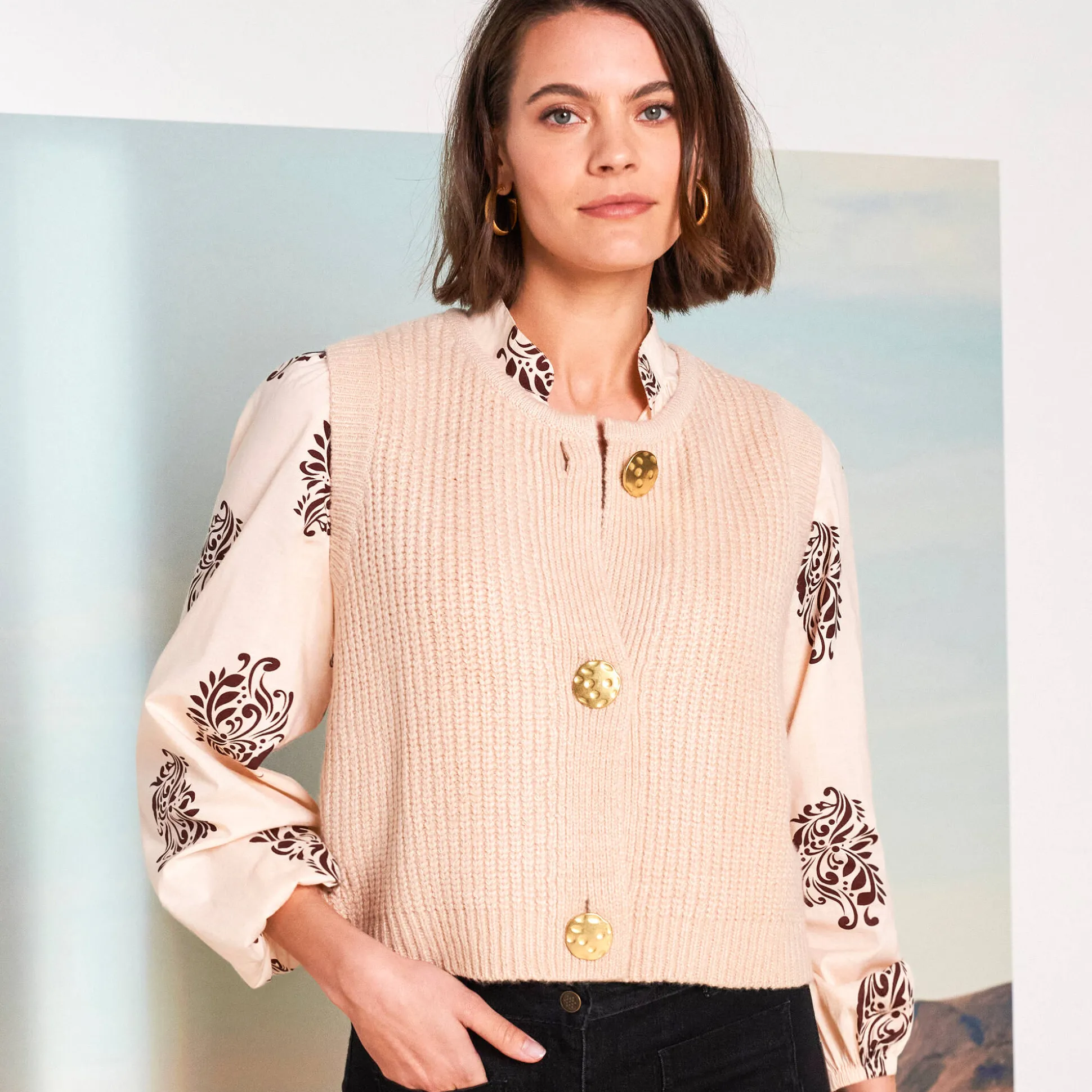 Mouwloos vest met zachte touch, goudkleurige knopen