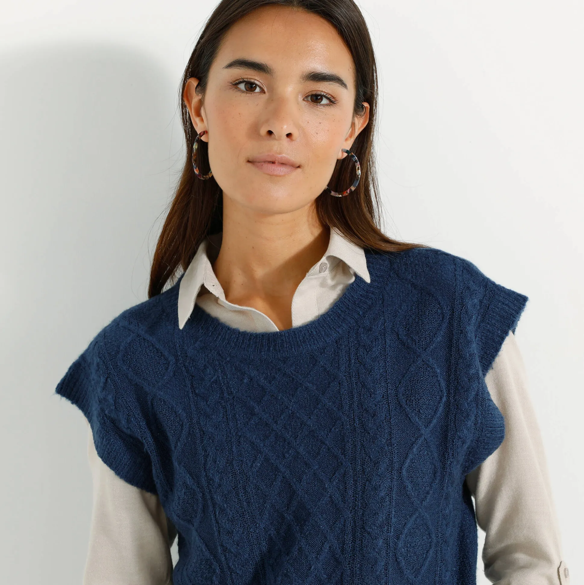 Mouwloze trui met kabelmotieven en afhangende schouders