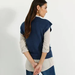Mouwloze trui met kabelmotieven en afhangende schouders
