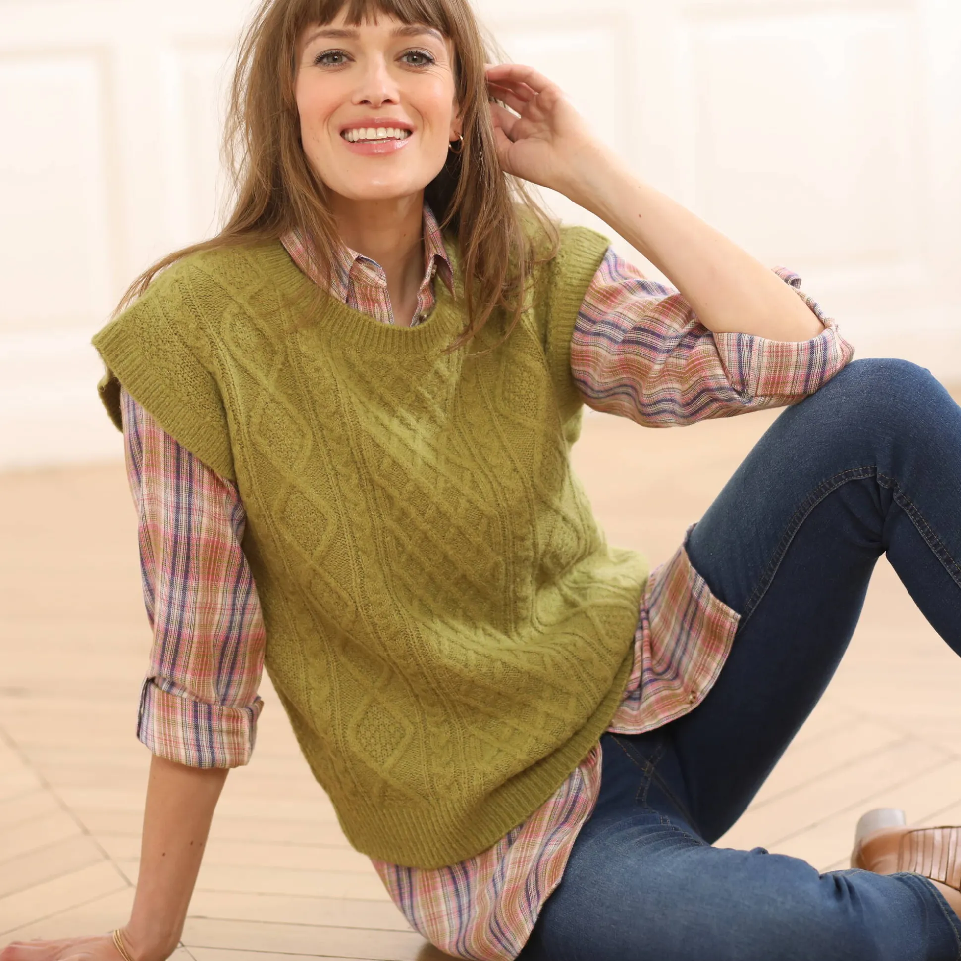 Mouwloze trui met kabelmotieven en afhangende schouders