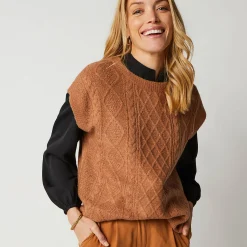 Mouwloze trui met kabelmotieven en afhangende schouders