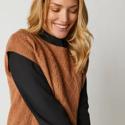 Mouwloze trui met kabelmotieven en afhangende schouders