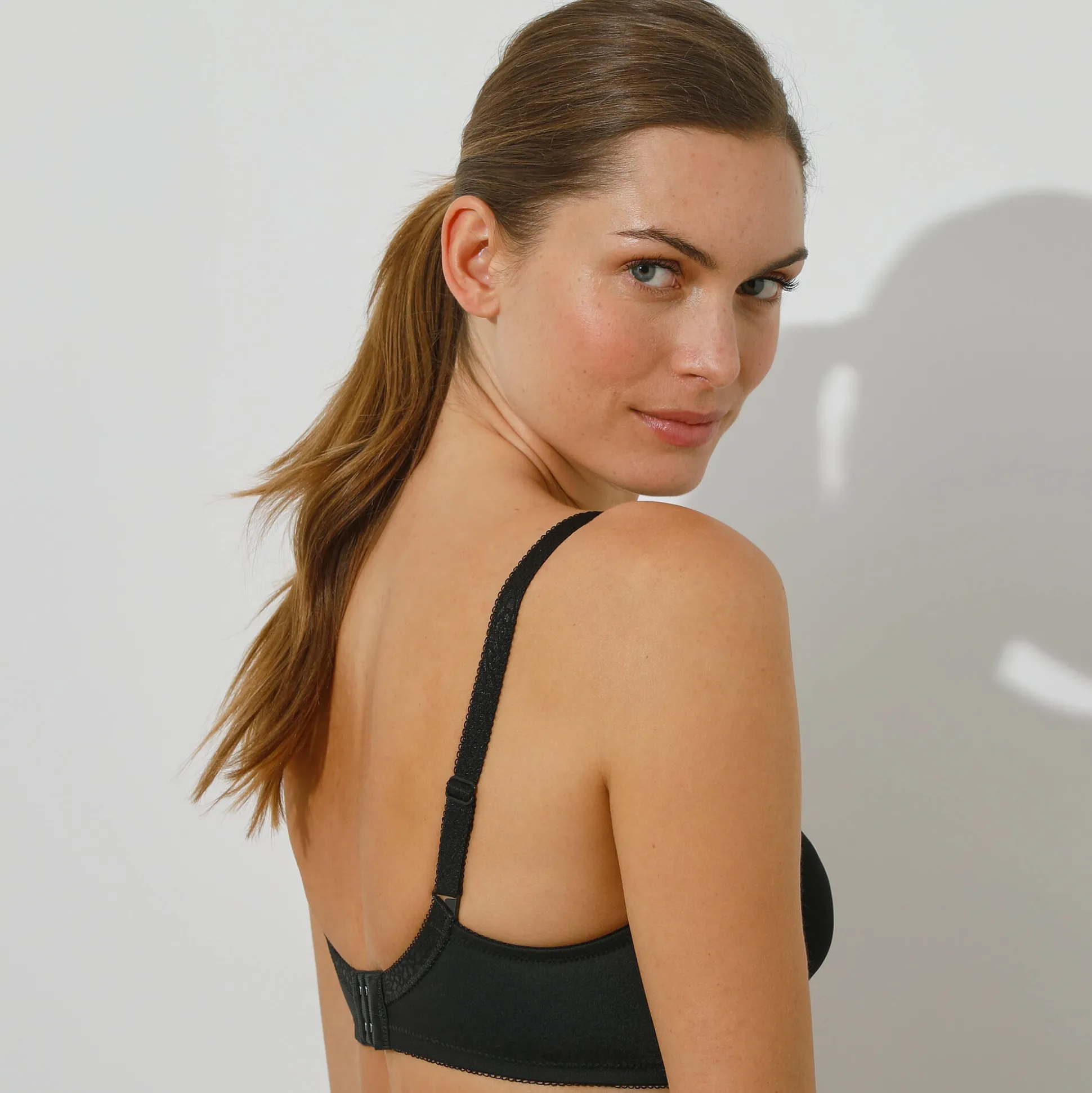 Omhullende beha in tricot en kant "Amourette" - met beugels