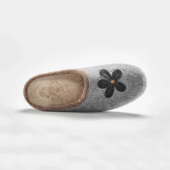 Pantoffels met opgelegde bloem - comfortabele breedte