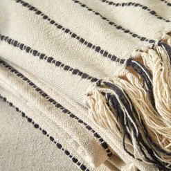 Plaid of zitbanksprei in artisanaal weefsel