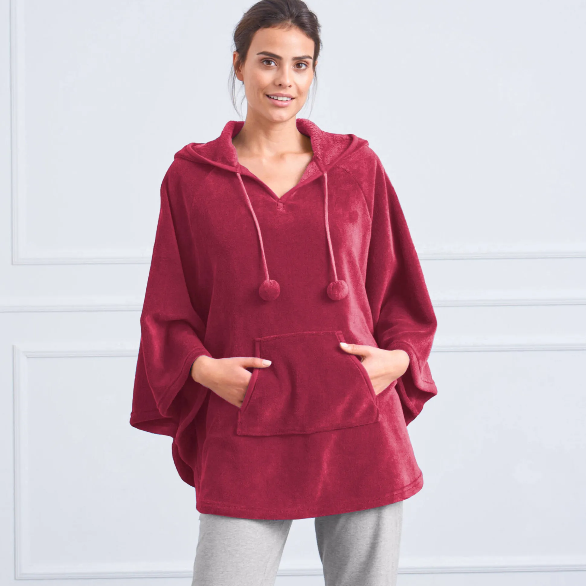 Poncho in fleece met pluchetouch en kap