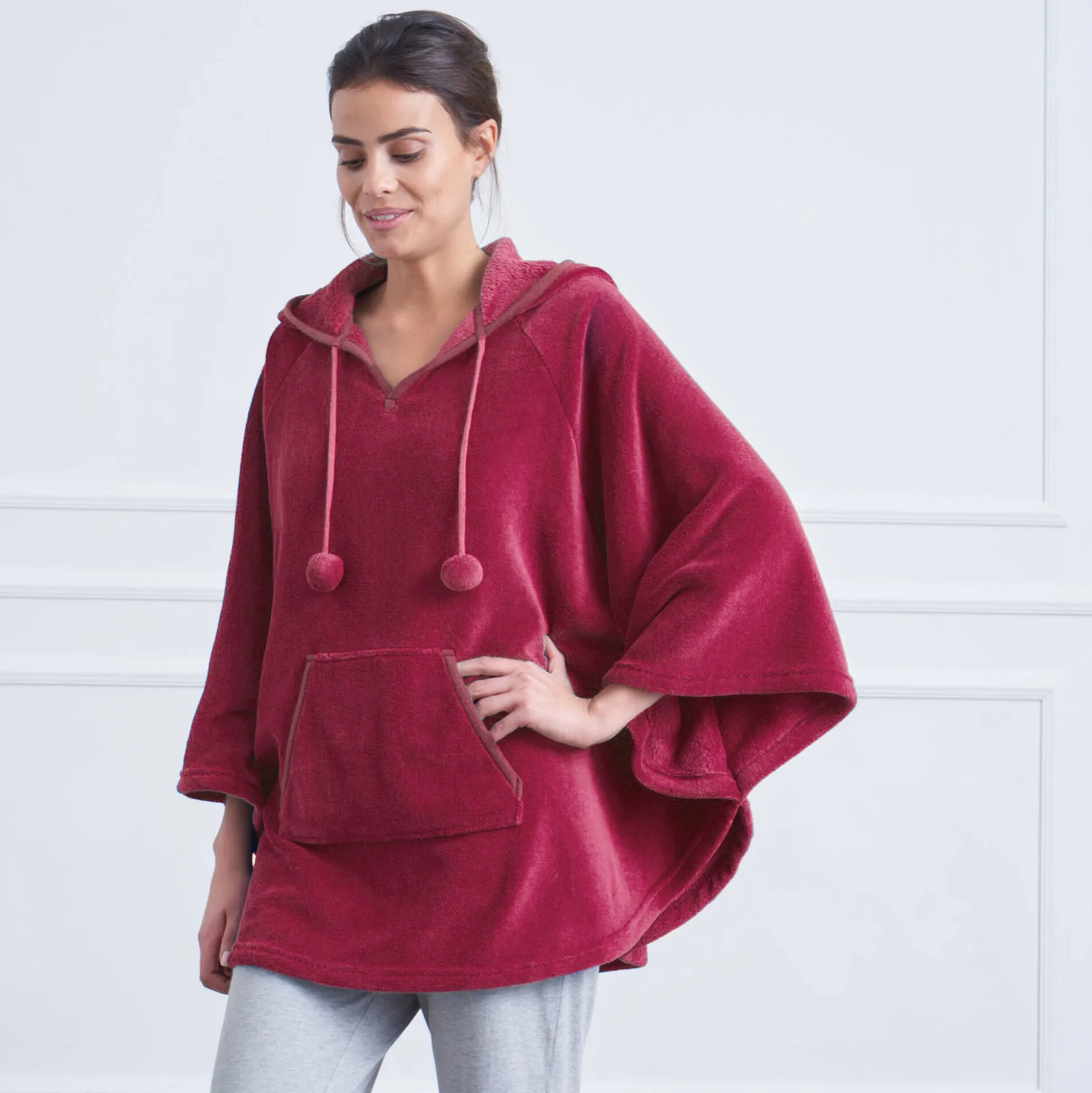 Poncho in fleece met pluchetouch en kap