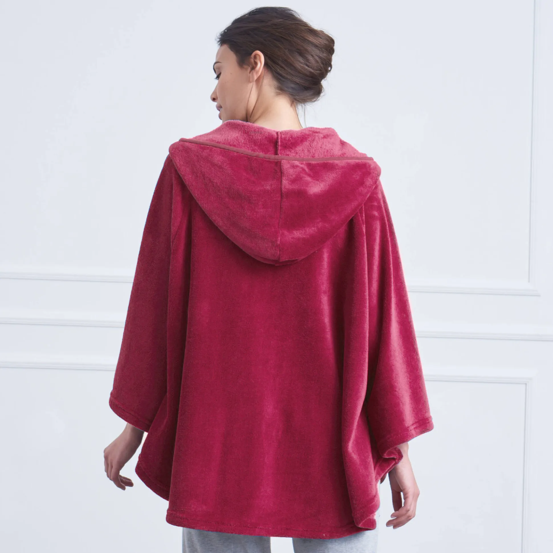 Poncho in fleece met pluchetouch en kap