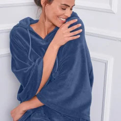 Poncho in fleece met pluchetouch en kap