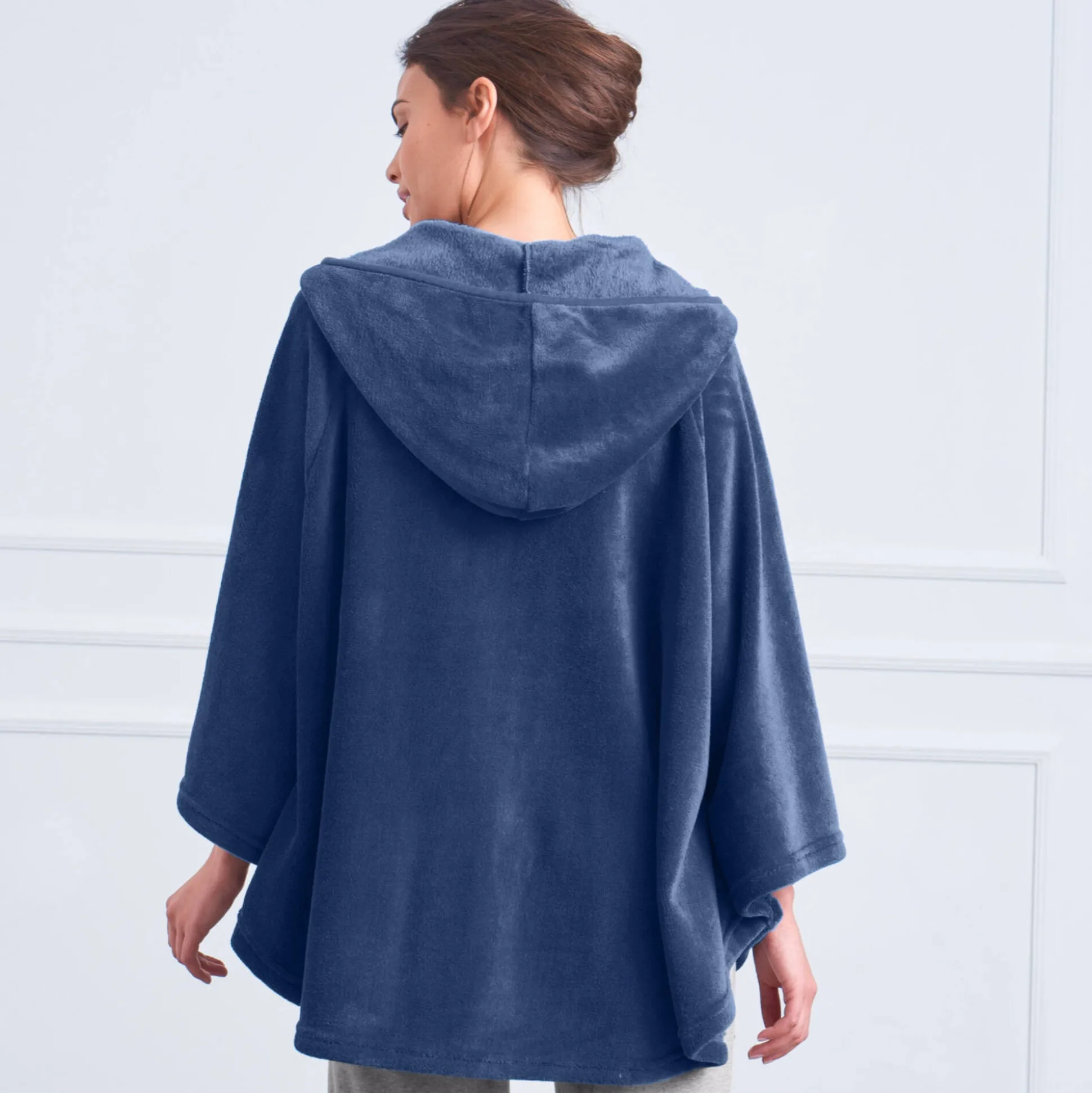 Poncho in fleece met pluchetouch en kap